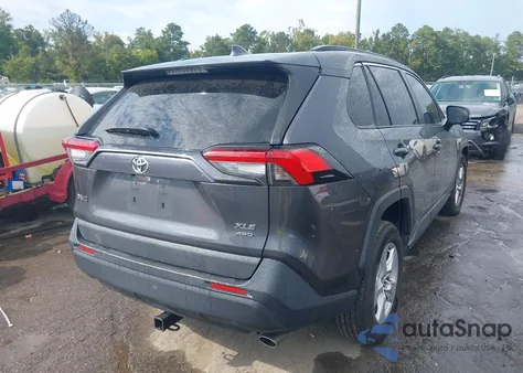 2019 Toyota Rav4 Xle z USA, uszkodzony, nr VIN JTMP1RFV9KJ008663